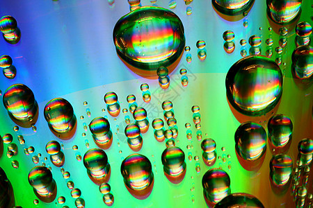 多彩水滴雨水淋浴气泡反射宏观飞沫雨滴彩虹紫色液体图片