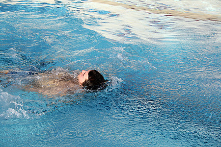 一个人在游泳池里游泳回击图片