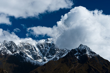 在喜马拉雅山的山脉和云中下雪图片