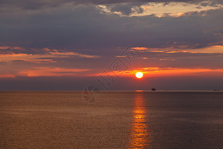 意大利热那亚附近孤独的船和美丽的日落戏剧性力量风暴太阳射线阳光橙子旅行天堂天空图片