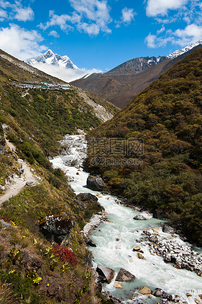 喜马拉雅地貌 山峰 河流和高原村庄图片