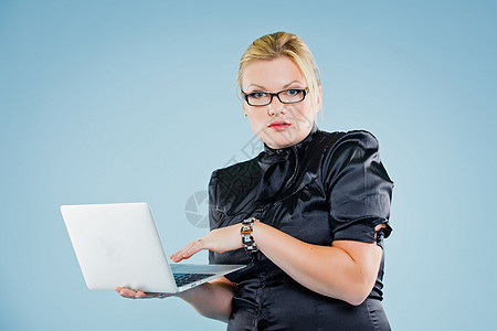 用笔记本电脑在白色之上的年轻女子工人工作技术电子邮件屏幕成人女孩上网衣服学生图片