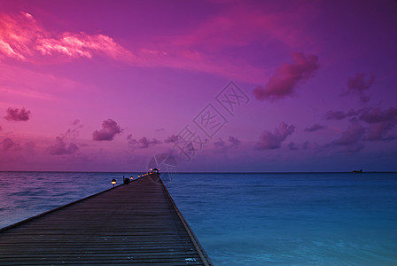 衰落中的日落紫色旅行港口太阳热带天堂天桥小路海洋日出图片