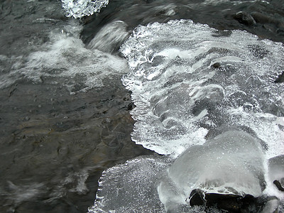 冷冻水季节生态溪流森林水晶流动冻结晴天宏观冰柱图片