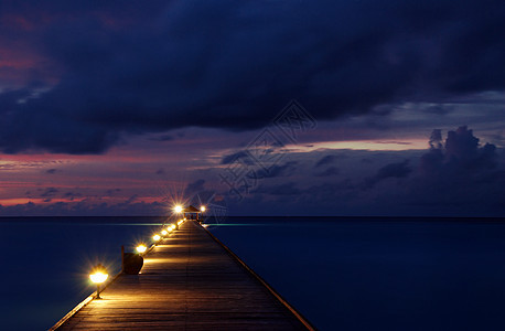 日落和码头天桥多云戏剧性旅行日出波浪热带海岸天空反射图片