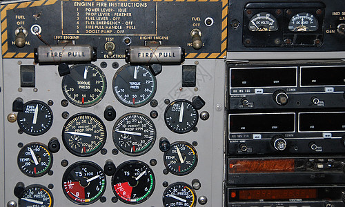 飞机驾驶舱飞行员控制板量具屏幕仪器仪表旅行速度表盘图片