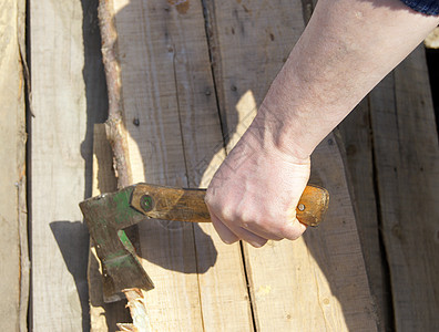 双手木头树桩木板男人金属刀刃日志木材工作工具图片