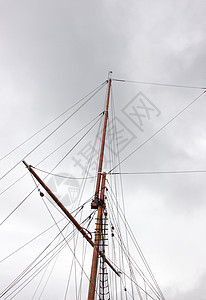 复古帆船一艘老旧帆船的船旗 挪威天空木头海洋血管港口大篷车水手运输巡航滑轮背景