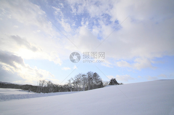 雪地和蓝天空白色天空场地雪原蓝色图片