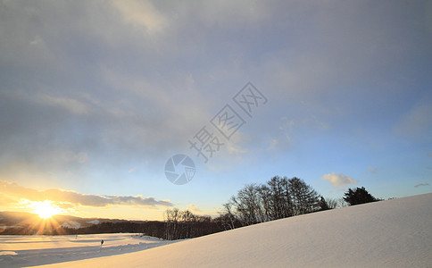 雪地和蓝天空晴天场地白色天空蓝色图片