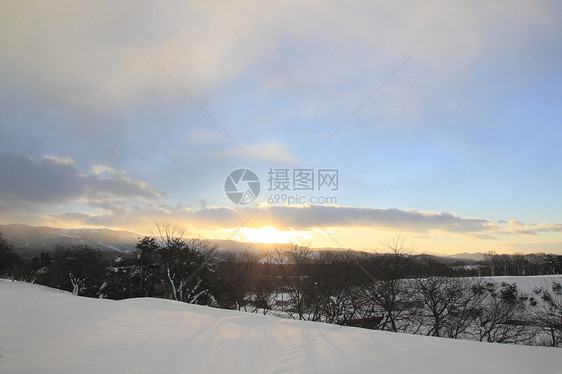 雪地和蓝天空蓝色晴天场地白色天空图片