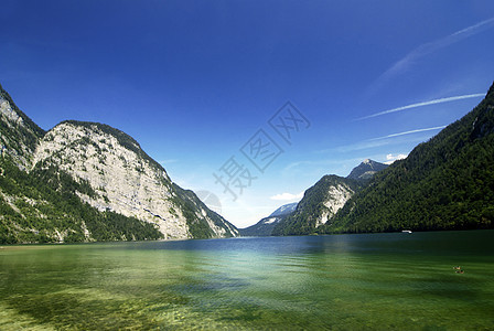 阿尔卑湖蓝色旅游全景悬崖高山天空树木地块登山森林图片