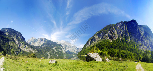 阿尔卑斯山和湖泊森林全景远景绿色天空高山巨石山脉山峰石头图片