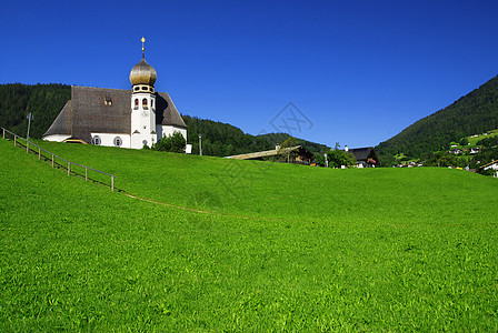 阿尔卑斯山美丽的白教堂图片