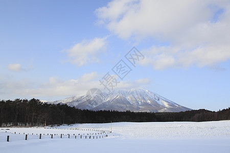 冬季伊瓦特山和雪田阴影粉末天空雪原蓝色地区图片