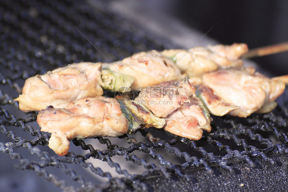 传统小鸡肉摊yakitori红烧烹饪大豆食物街道炙烤美食节日图片