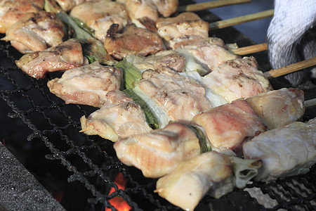 传统小鸡肉摊yakitori烹饪美食红烧街道节日食物大豆炙烤图片