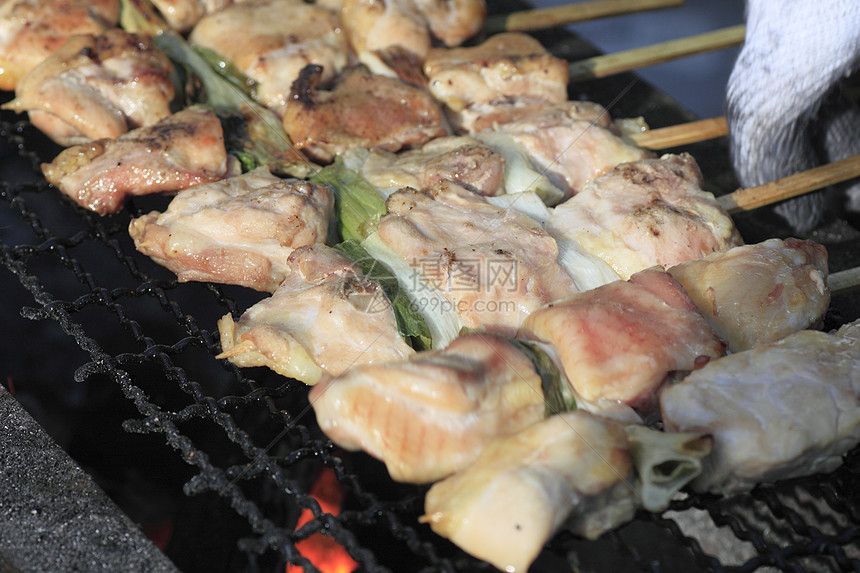 传统小鸡肉摊yakitori烹饪美食红烧街道节日食物大豆炙烤图片