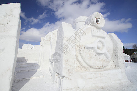日本日积雪节雕刻冻结季节雪祭蓝天雕像图片