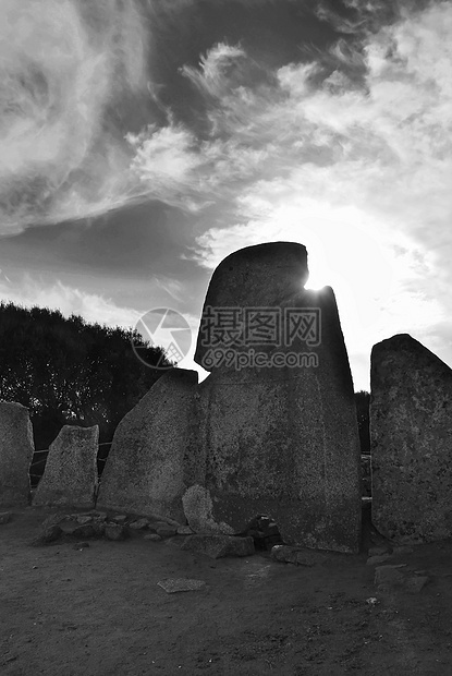 巨人墓穴巨石仪式石头十二生肖日落地标天空太阳宗教竖石图片