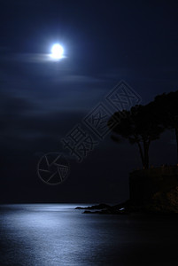 月亮在海面上反射天空海洋海景岩石海岸照明黑暗月光图片