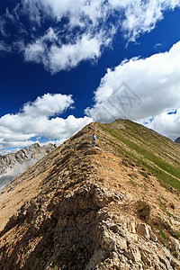 山脊上徒步旅行者图片