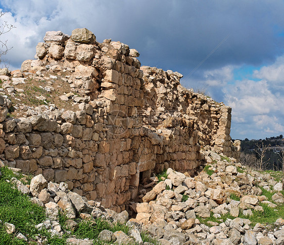 以色列耶路撒冷附近的Itab堡十字军城堡的废墟天空建筑历史性蓝色历史考古学多云堡垒丘陵石头图片