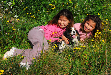 双胞胎和狗场地朋友们女孩友谊骑士犬类姐姐三色孩子们家庭图片