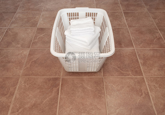 洗衣篮中的干净白毛巾图片
