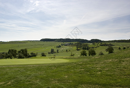 夏季绿色高尔夫球场图片