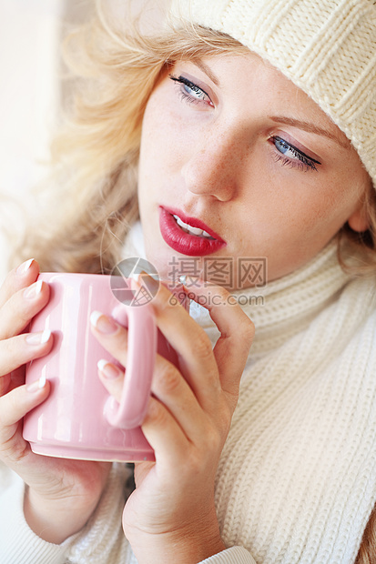 冬季咖啡女孩活力嘴唇金发帽子女性饮料思维眼睛衣服图片