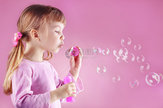 女孩吹肥皂泡沫女性气泡育儿孩子喜悦幸福冒充童年粉色乐趣图片