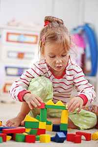 儿童玩砖头游戏苗圃专注玩具活动福利学习乐趣女孩房间教育图片