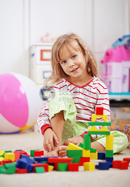 儿童玩砖头游戏砖块快乐福利地毯育儿金字塔专注童年房间闲暇图片