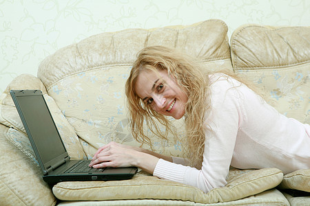带笔记本电脑的好女孩沙发女孩女士商业技术工作幸福女性快乐成人图片