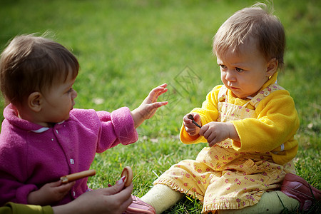 双胞胎童年快乐公园衣服绿色闲暇女性喜悦孩子们婴儿图片