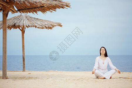 海滩上的女人女孩天堂女性闲暇女士运动天空假期海洋旅行图片