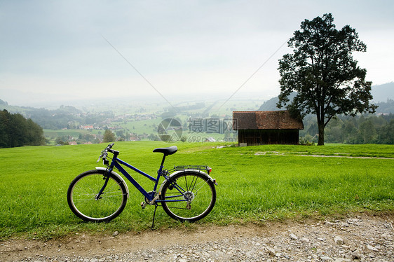 骑摩托车运动冒险绿色场景车道村庄水平活动地平线闲暇图片