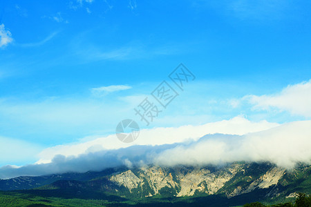 山峰和天空图片