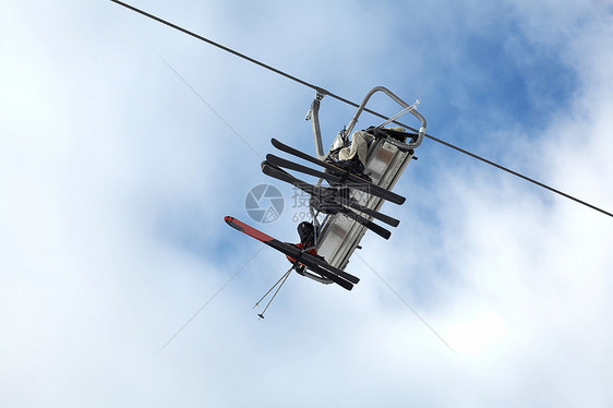 滑雪电梯天空运动跨骑休息图片