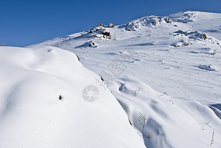 雪山蓝色白色日光天空冻结石头天气爬坡人行道背景图片