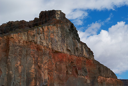 海中棕色火山悬崖图片