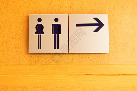 木墙上的厕所标志和方向图片