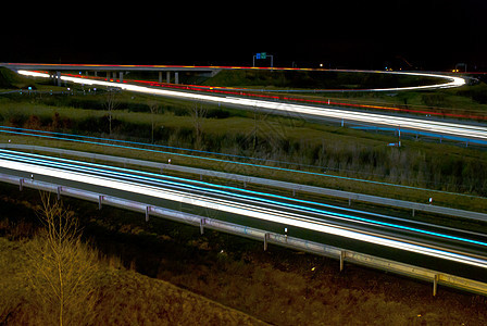 高速公路上汽车的灯光模糊 车道上的夜照图片