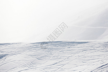 雪上滑雪痕迹运动蓝色季节曲线踪迹娱乐云杉冻结路线探索图片