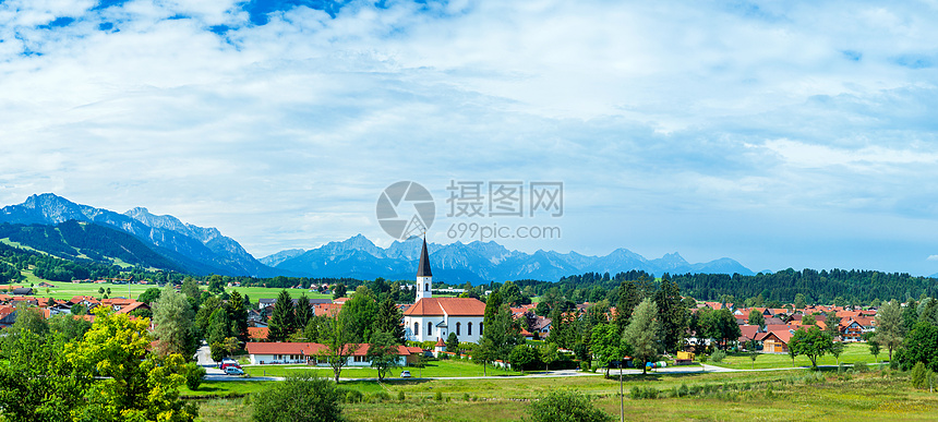 阿尔卑斯山丘平静的夏季风景岩石村庄国家蓝色场景牧场教会花朵全景房子图片