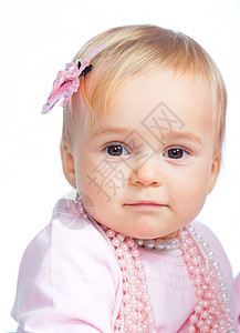 一个可爱女婴的肖像玫瑰微笑帽子盒子珠子女孩裙子古董珍珠项链图片