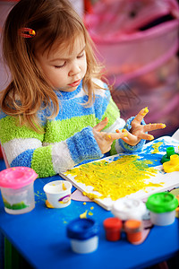 少女绘画女孩刷子孩子房间创造力乐趣苗圃插图女性专注图片
