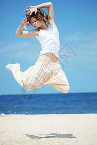 女孩在海滩上跳着跳着跳着游舞和跳着沙滩 夏季系列女士有氧运动女性霹雳舞精力运动假期跳跃成人衣服图片