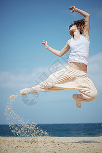 女孩在海滩上跳着跳着跳着游舞和跳着沙滩 夏季系列自由休息成人青少年衣服女士天空精力有氧运动女性图片
